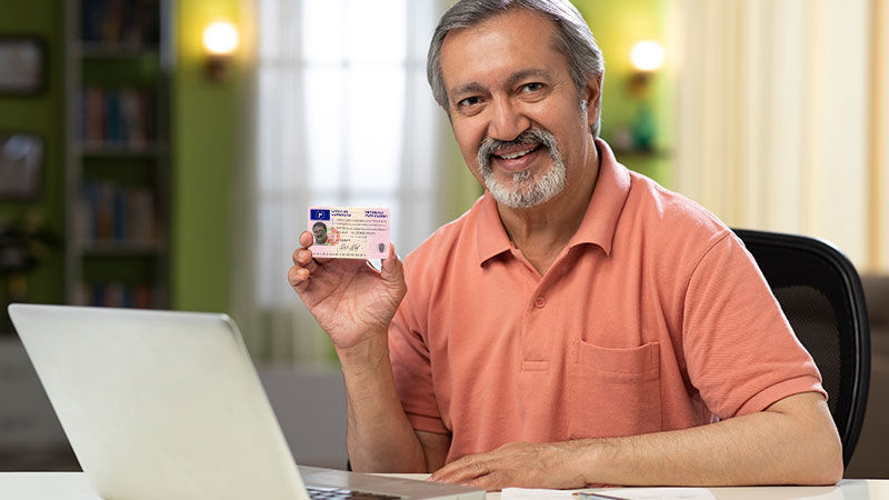 Homem a mostrar a cartão de condução